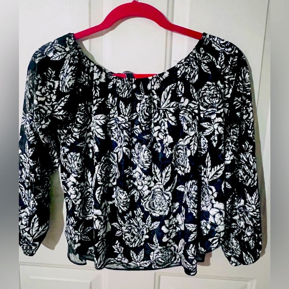 Billabong Women’s Off the shoulder long sleeve black and white top Sz XS